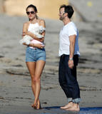 th_39251_celebrity_paradise.com_TheElder_AlessandraAmbrosio2011_05_29_ontheBeachinMalibu10_122_18lo.jpg