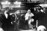 th_54448_MarilynMonroe_SomeLikeItHotPremiere_Apr-05-1959_01_122_355lo.jpg