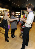 th_28024_KristenBell_shops_at_Henri_Bendel_38_122_587lo.jpg