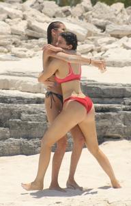 Kylie-Jenner-Wearing-a-swimsuit-at-the-beach-in-Turks-and-Caicos-8_12_16--i51hfq1mn2.jpg
