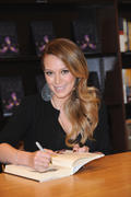 http://img268.imagevenue.com/loc559/th_32022_Hilary_Promotes_Elixir_at_Barnes_Noble34_122_559lo.jpg